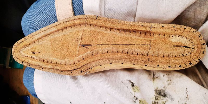 Fabrication artisanale de chaussures : première de montage