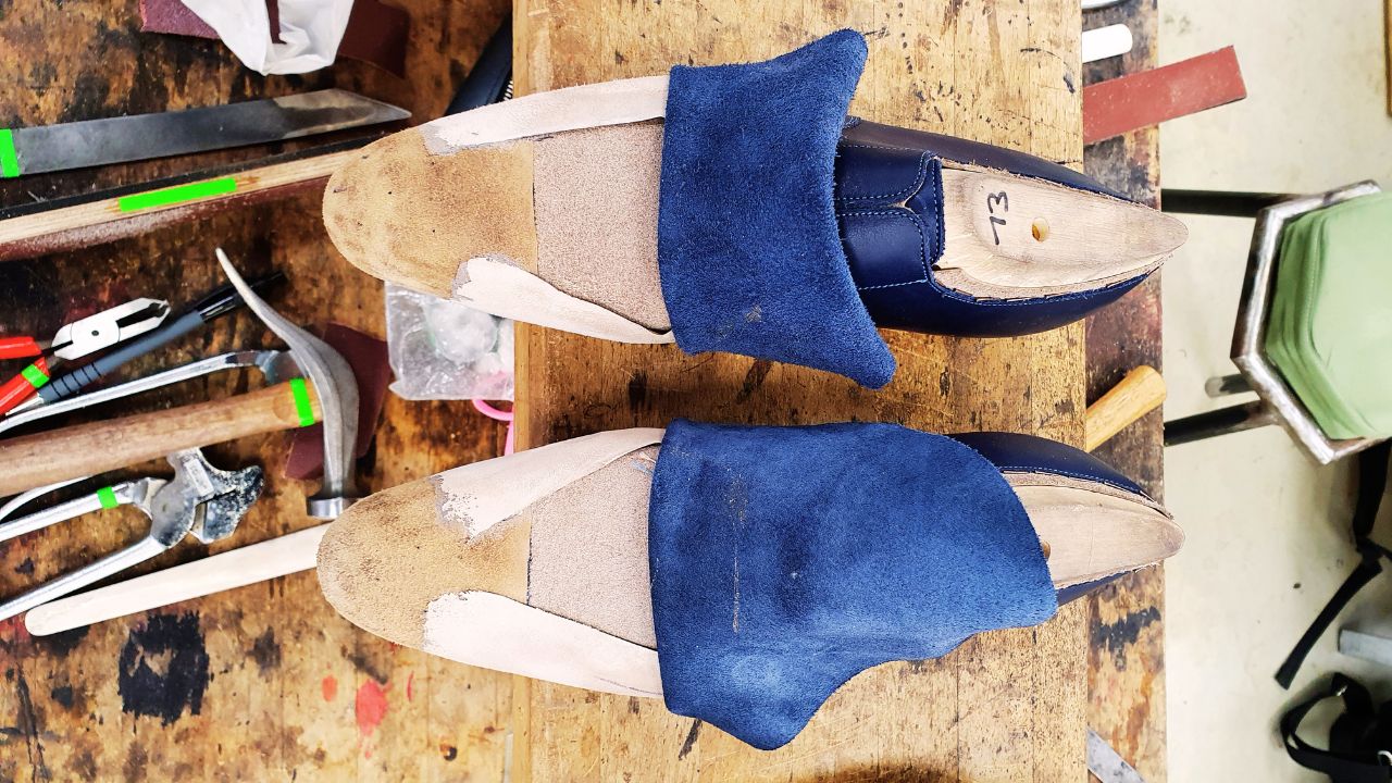 Fabrication artisanale de chaussures Fabrication artisanale de chaussures : une paire en cours de montage