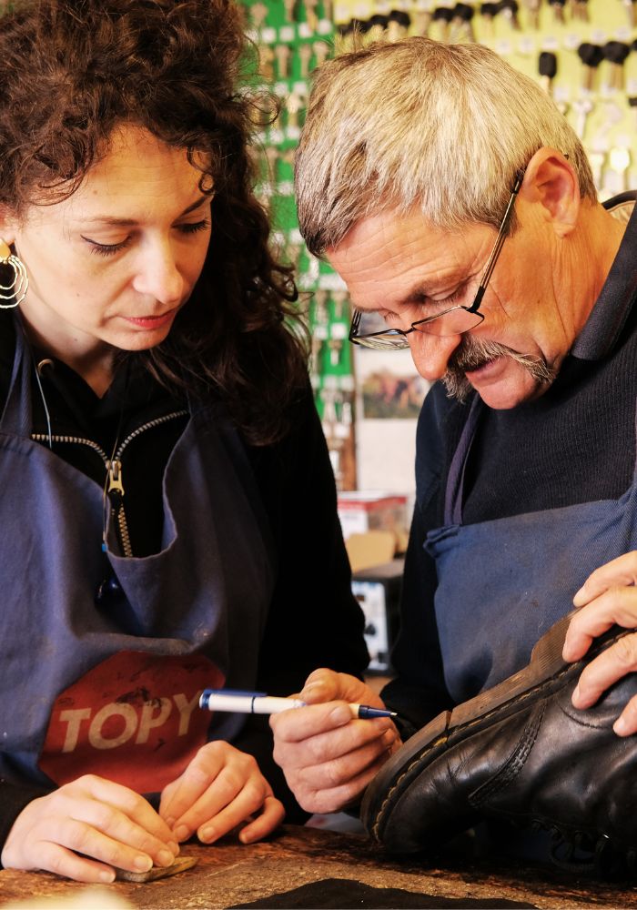 cordonnier près de Rodez cordonnier près de Rodez : André expliquant une réparation à sa fille