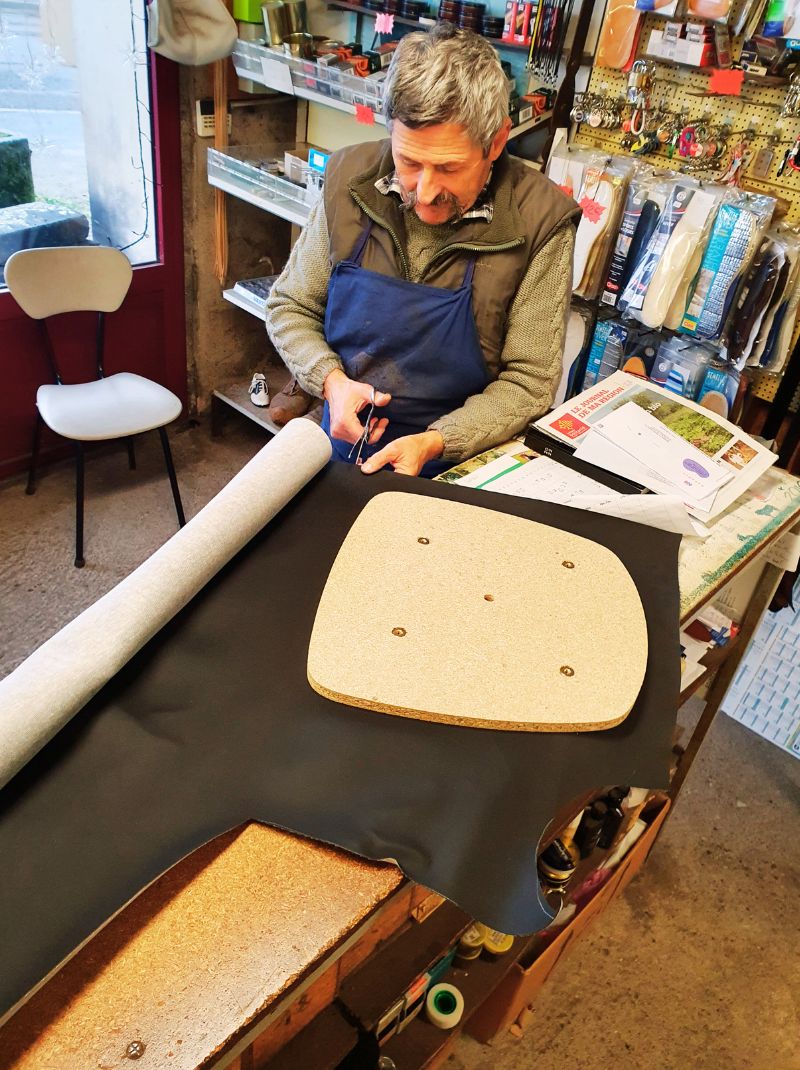 services cordonnerie services cordonnerie : le cordonnier en train de refaire une assise de tabouret